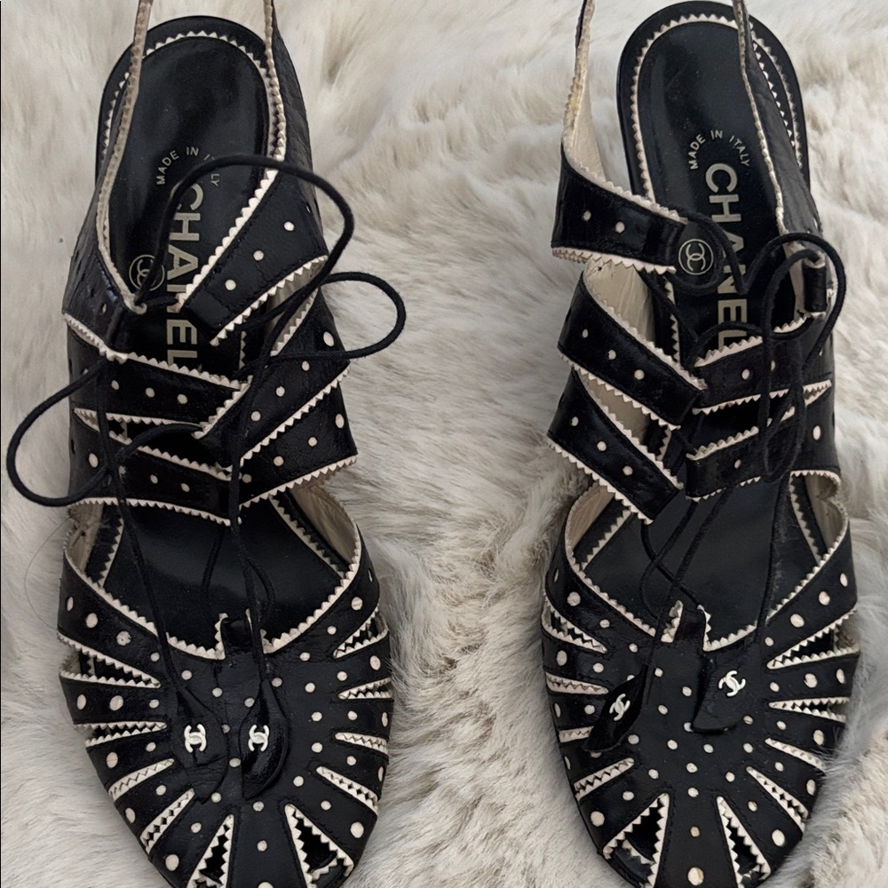CHANEL Black and Cream heel